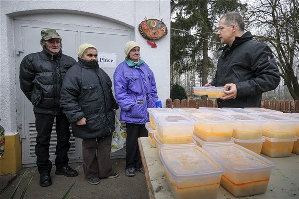 Fotó: Kósa Lajos osztotta az ételt a halápi szegényeknek