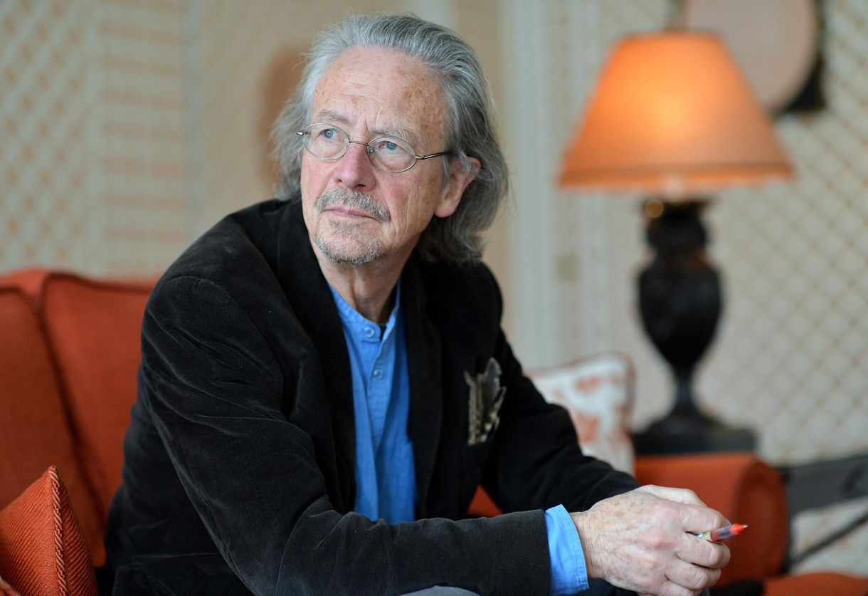 Szerb díjeső Peter Handke Nobel-díjas írónak