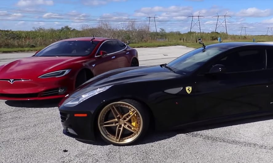 Most éppen egy 660 lóerős Ferrarit aláz meg egy Tesla – videó