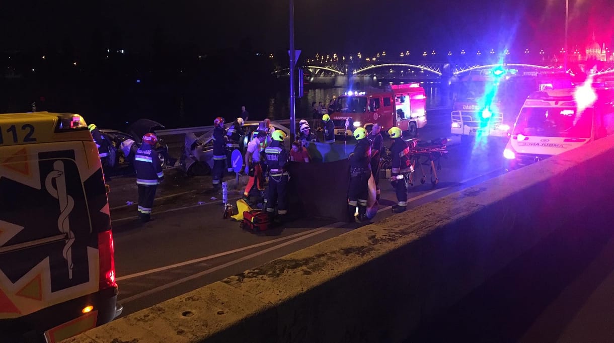 Frontálisan ütközött két autó a budai alsó rakparton