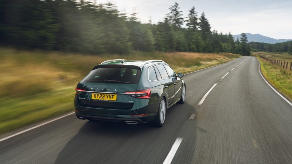 Olyan Skoda Superb jött, amely a BMW M3-assal versenyez