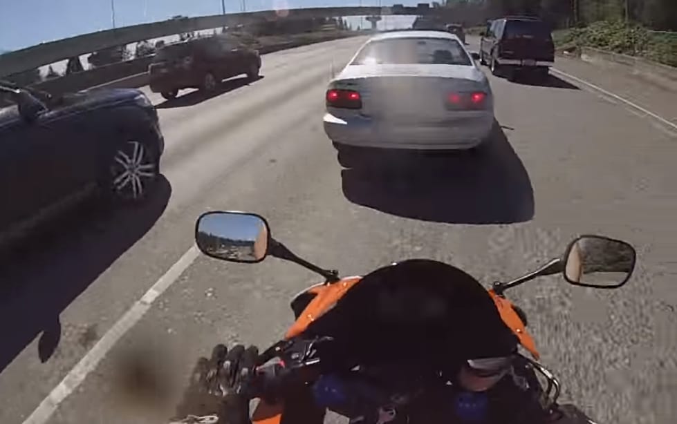 Ezért nagyon rossz ötlet befékezni egy autópályán – videó
