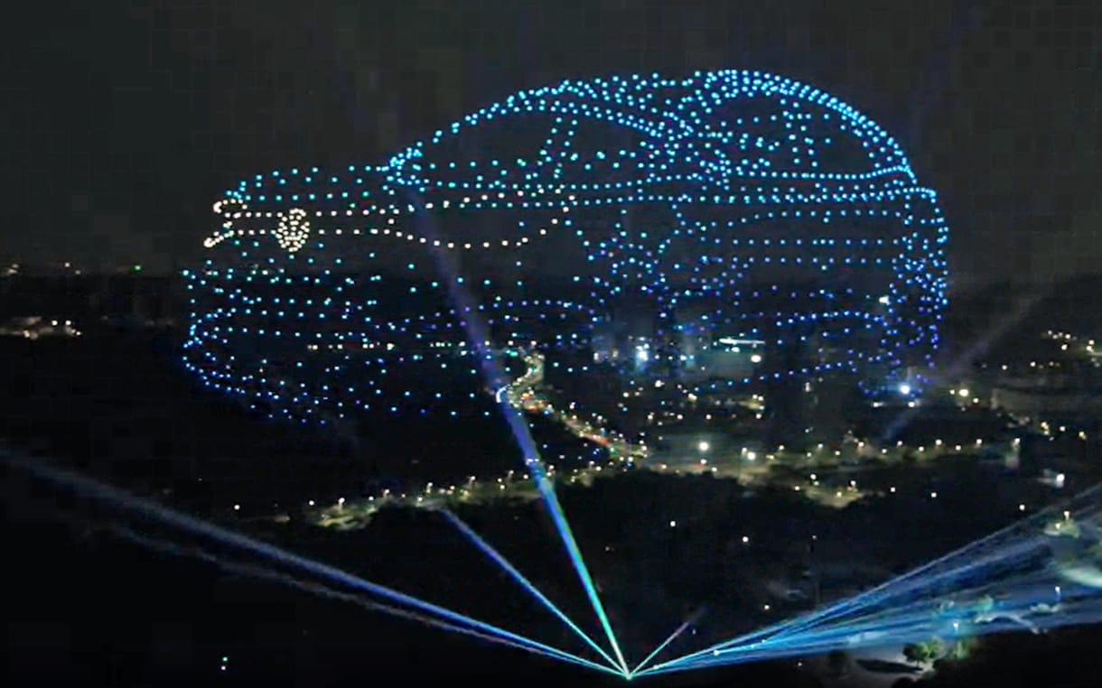 2000 drónnal rendezett futurisztikus légiparádét Kínában a Volkswagen – videó