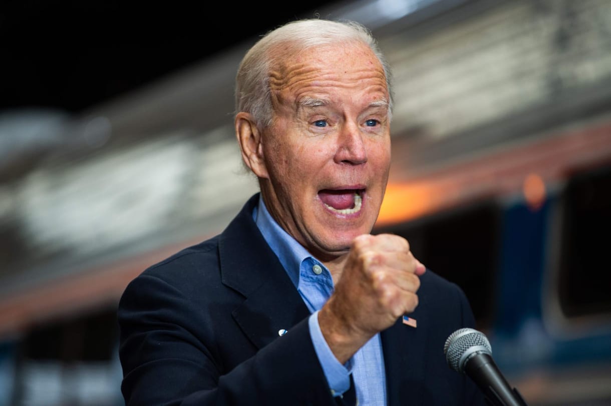 Biden: A Trump-kormányzat fehér zászlóval adta meg magát a vírusnak