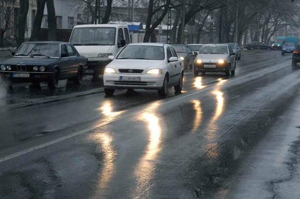 Riasztást adtak ki Budapestre és négy megyére az ónos eső miatt