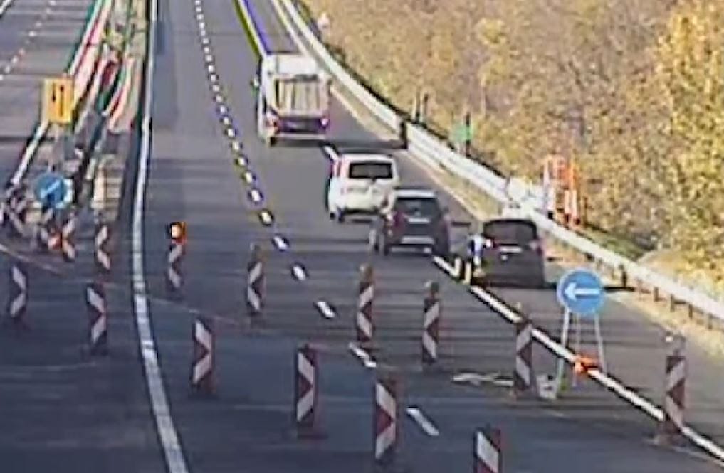 Lezárt építési területre hajtott egy teherautó az M7-esen, néhány autós meg vakon követte – videó