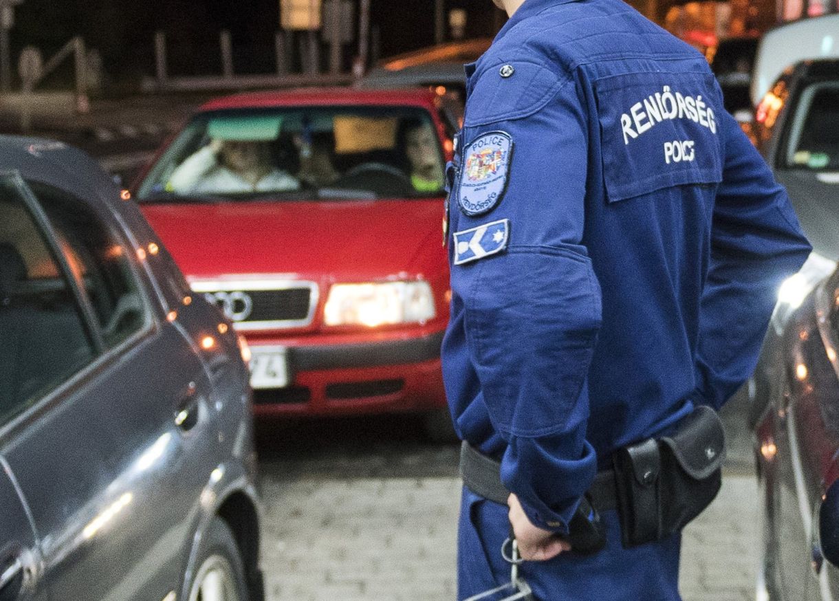 Rekord a vizes vébén: napi 1440 percet melózik egy rendőr