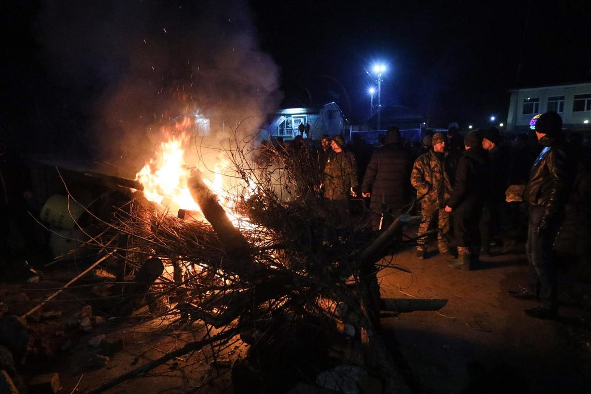 Összecsaptak a rendőrökkel a koronavírus-fertőzéstől tartó ukrán kisváros lakói