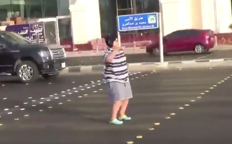 Autók előtt macarénázó tinifiúra csapott le a szigorú arab rendőrség – videó