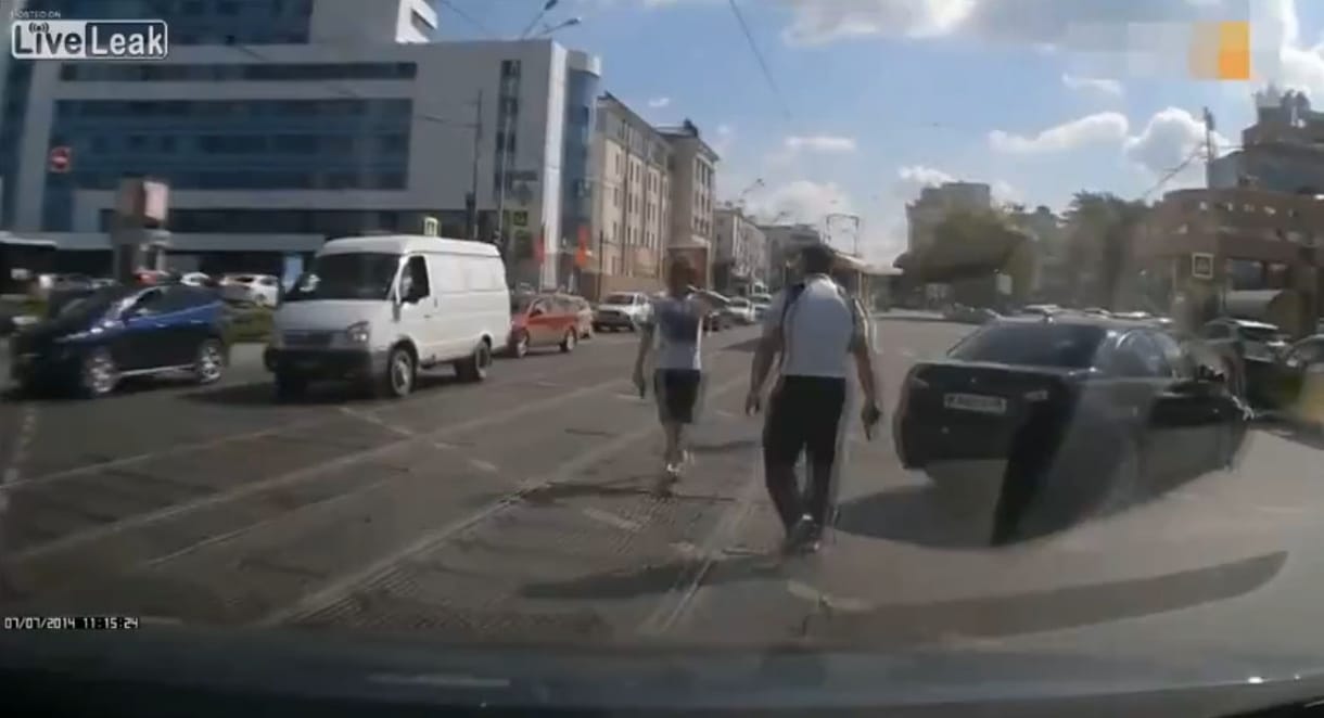 Ismét fegyvert rántott egy orosz autós egy közúti balesetnél - videó