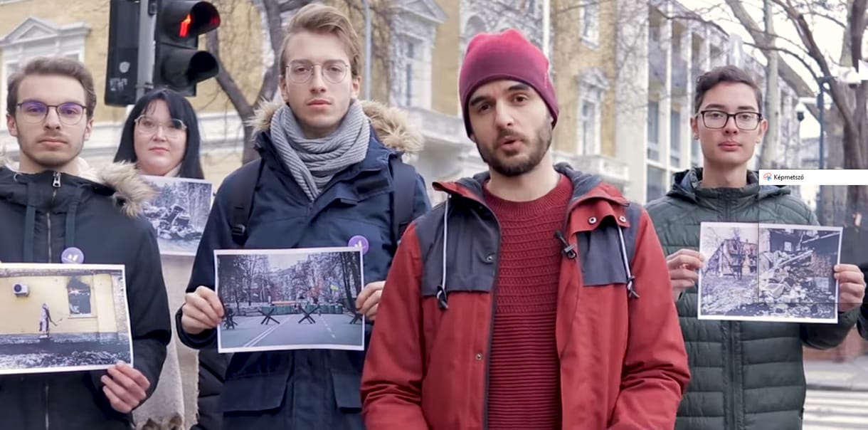 Az orosz követség előtt gyűjtött Ukrajnának a Momentum