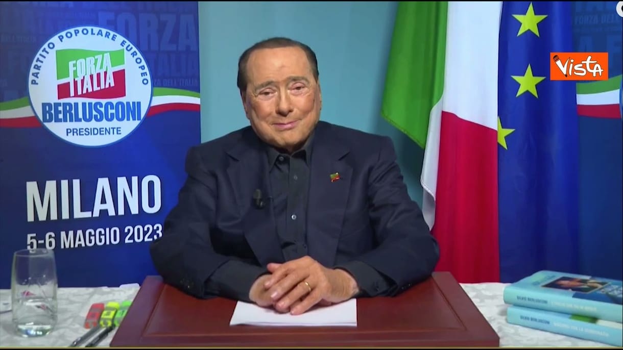 Videón köszönt be pártja kongresszusára a lábadozó Silvio Berlusconi