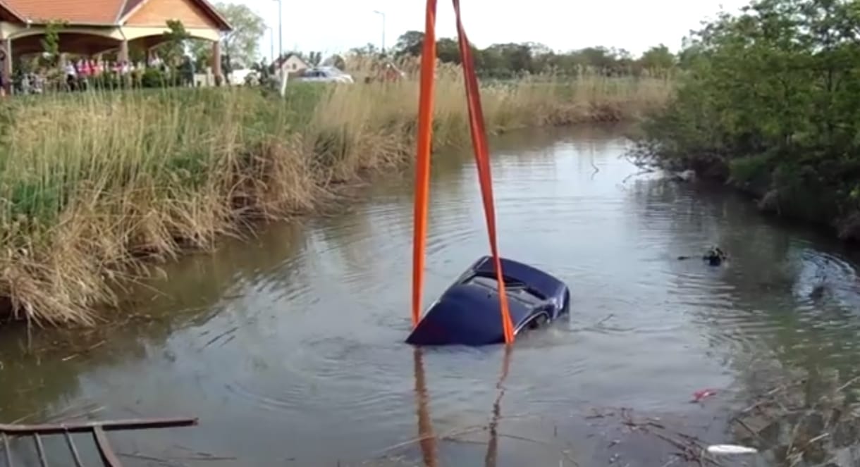 Videó: daruval emeltek ki egy autót a csatornából Besenyszögnél