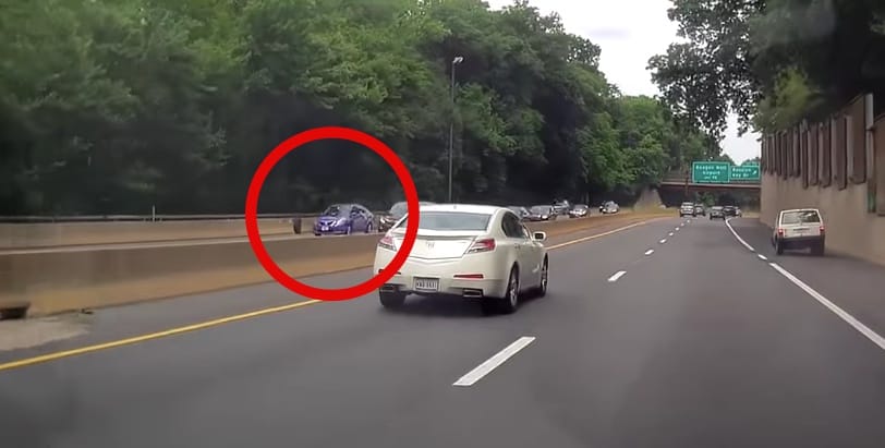 80+ km/h-nál szakadt ki a Jeep kereke, letarolta a szemből érkező Nissant – videó