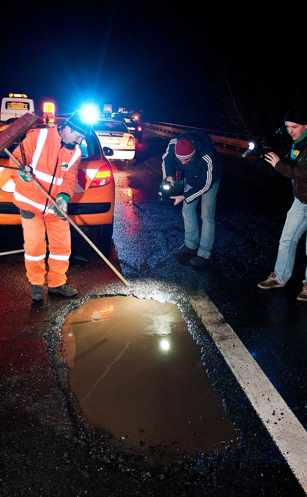 Fotó az M1-esen kialakult gyilkos kátyúról
