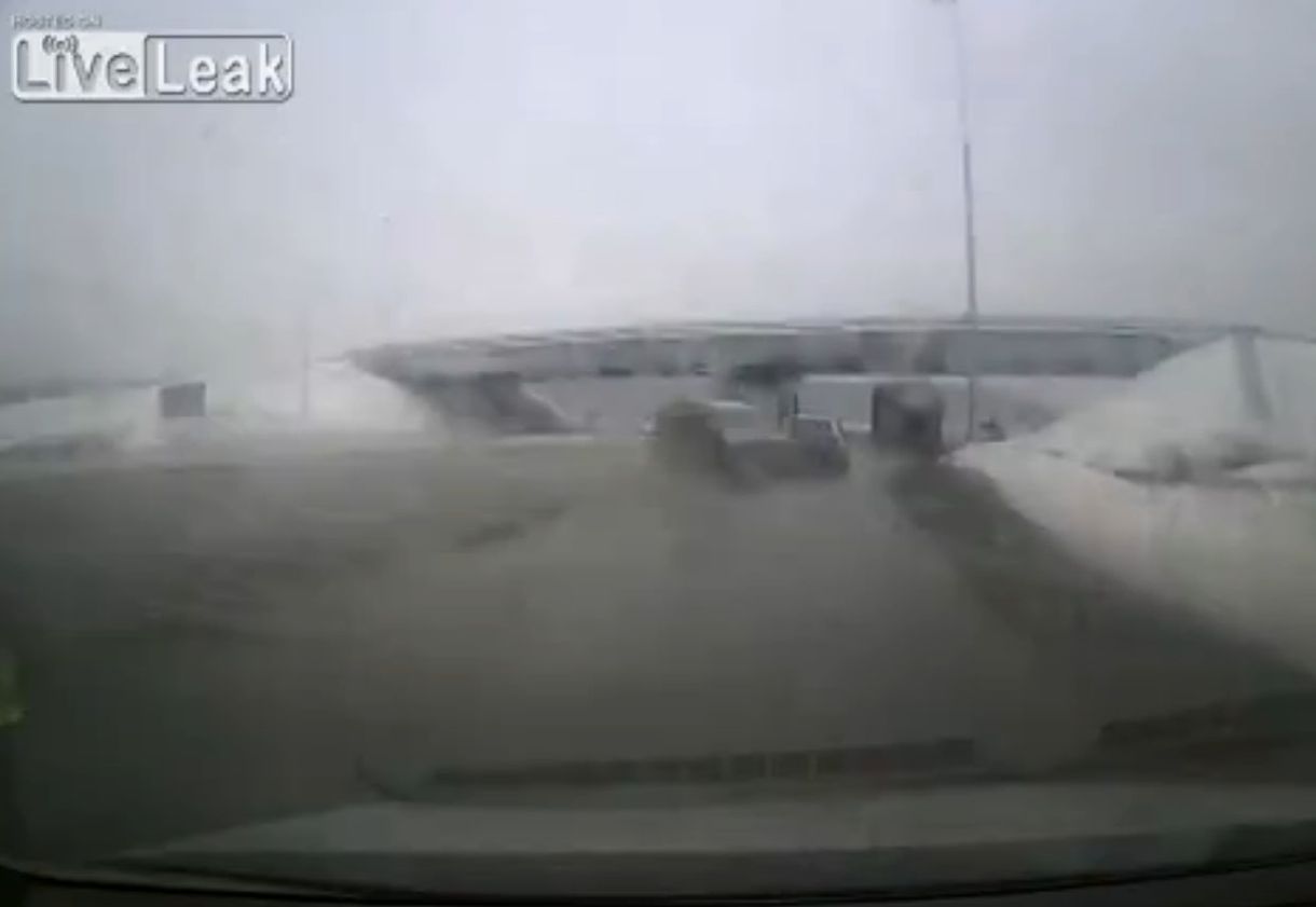 Ez történik, amikor elalszik a száguldozó autós – videó