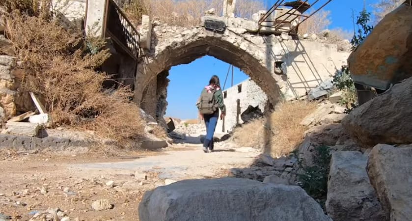 A lebombázott Aleppóban turistáskodott egy lány, és levideózta az egészet