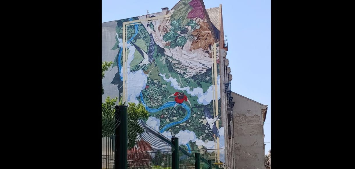 Kötélen egyensúlyozó kisfiú került fel egy Dob utcai tűzfalra