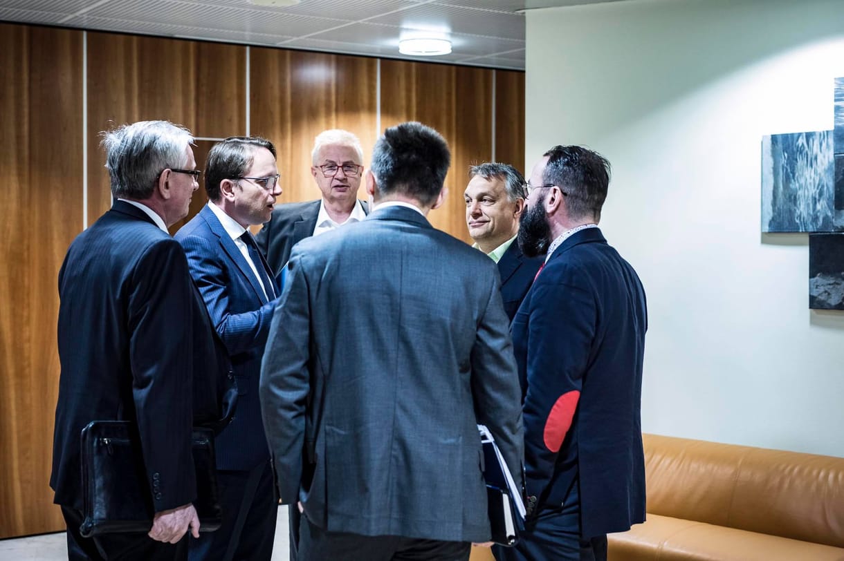 Szájer József óriási hipszterszakállával készül Orbán az európai parlamenti vitára – fotó