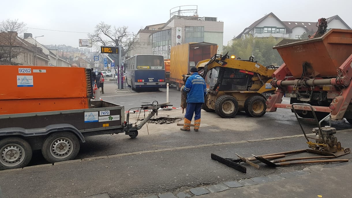 Már javítják is a Kolosy téri kátyút