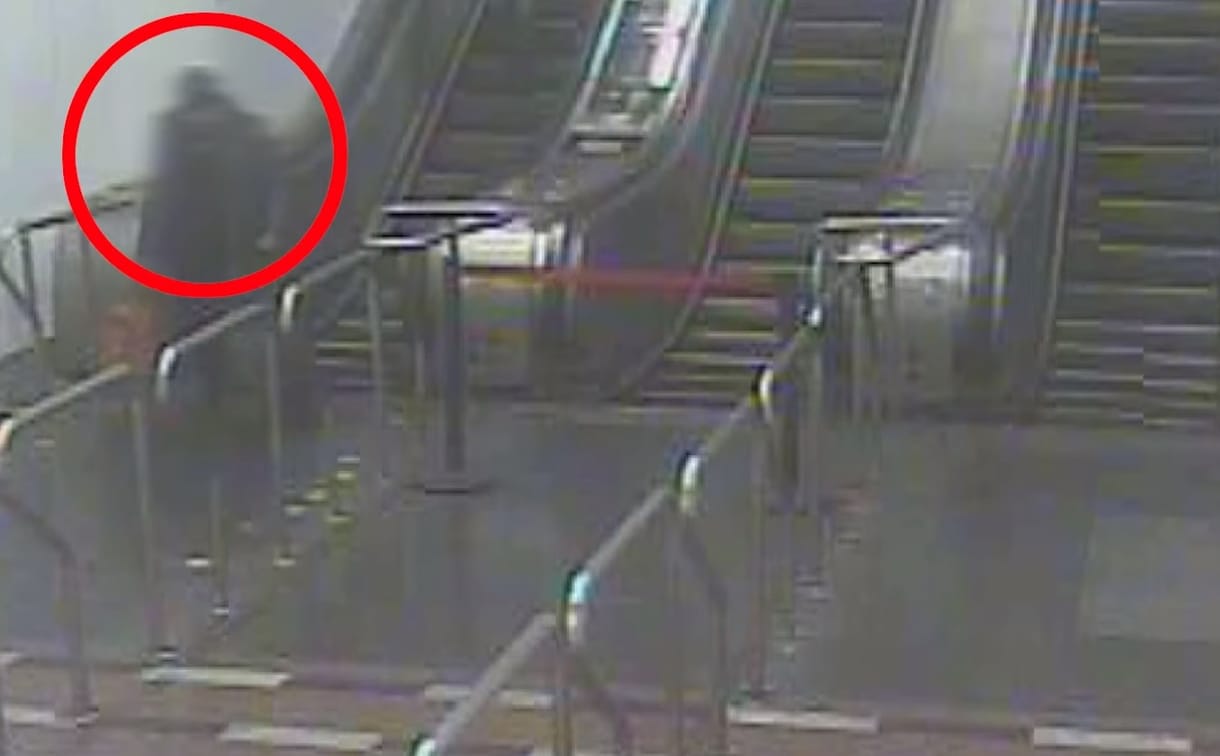 Vádat emeltek a férfi ellen, aki paprikaspray-t fújt szét a 2-es metrón