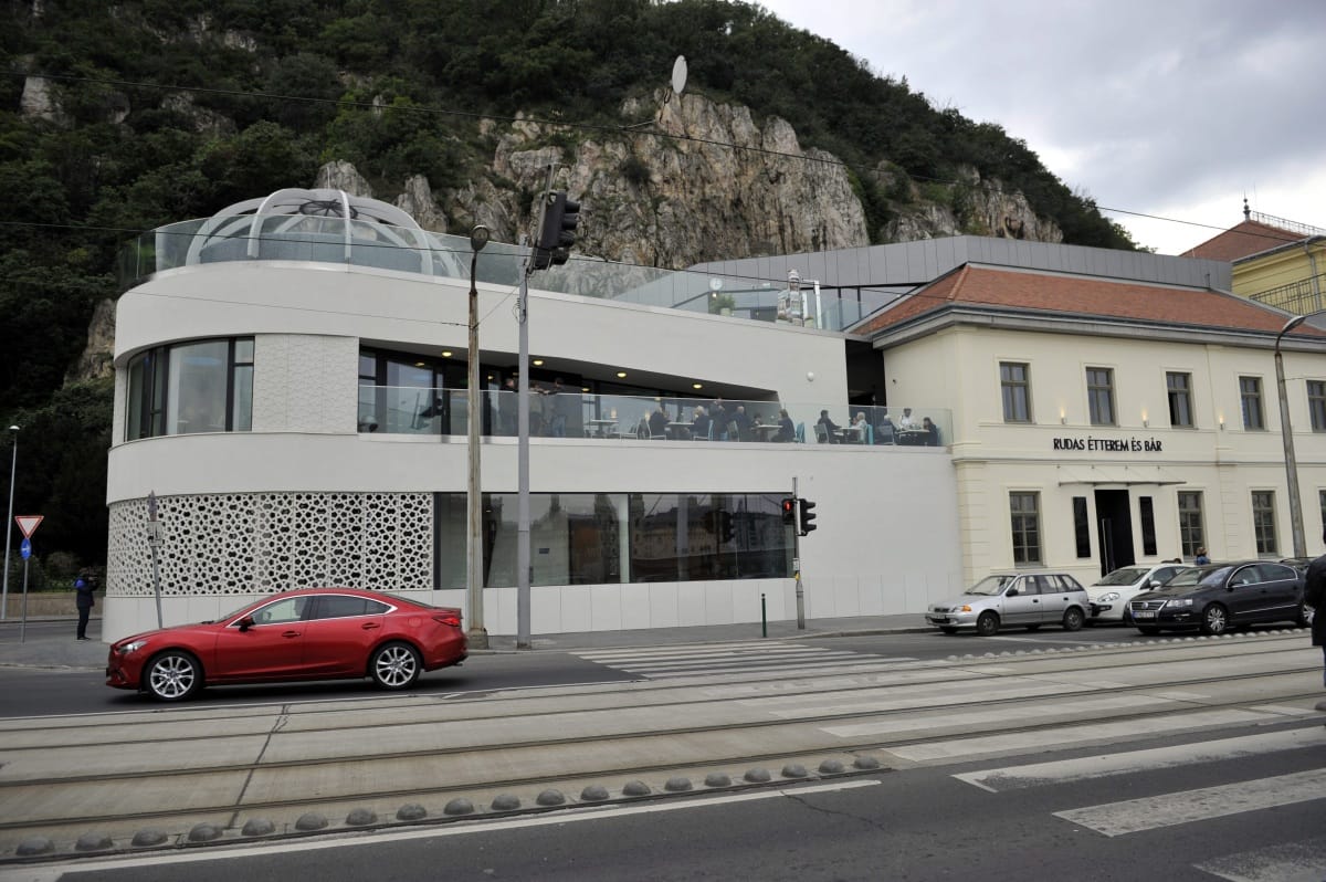 Új villamos megállót építenek a Rudas fürdő előtt