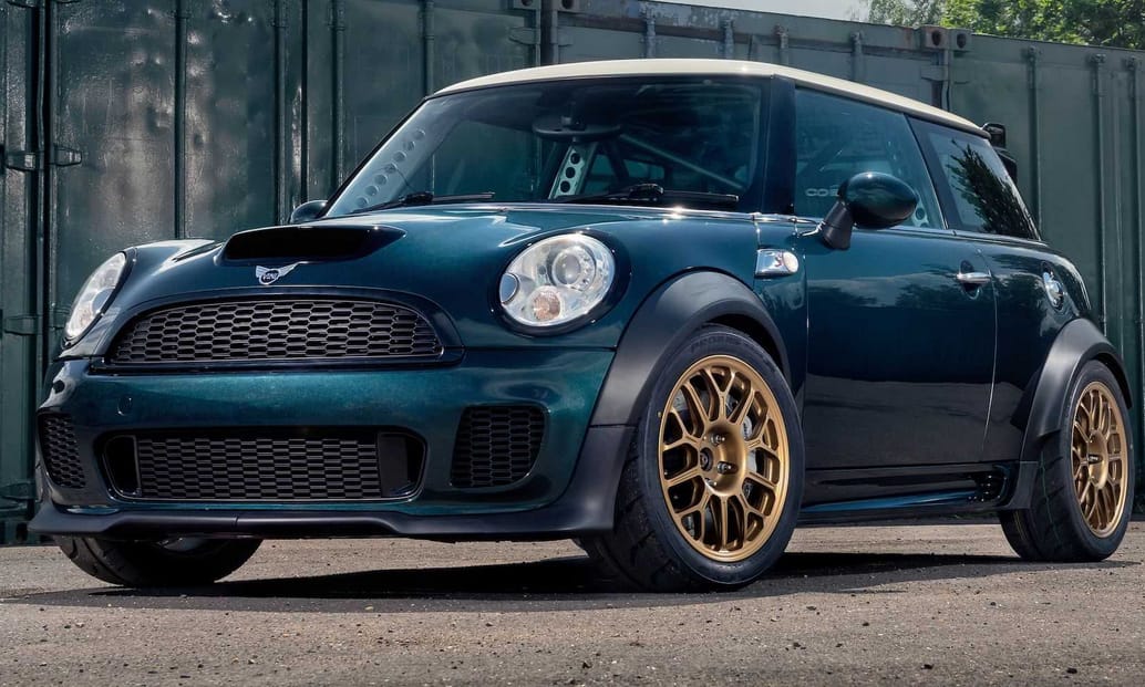 V8-as motort és hátsókerék-hajtást kapott az új Mini