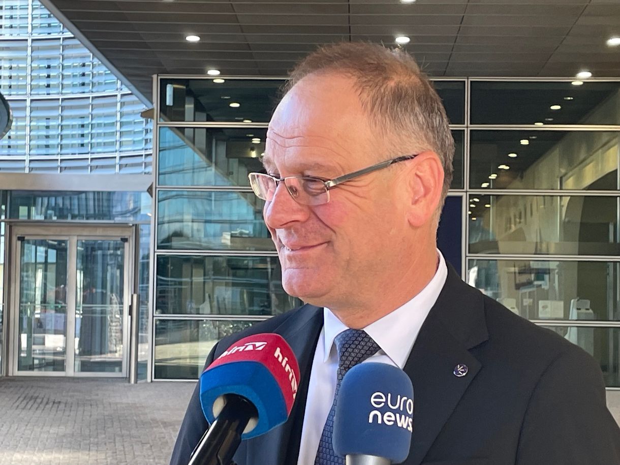 Annyira örült Navracsics Tibor az uniós pénzeknek, hogy még a kormányt kritizálóknak is köszönetet mondott