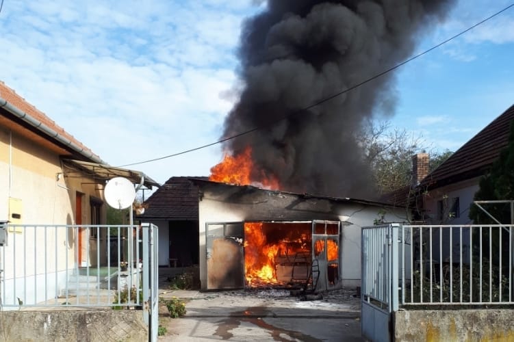 Idős nőt mentettek ki a lángoló tető alól a rendőrök