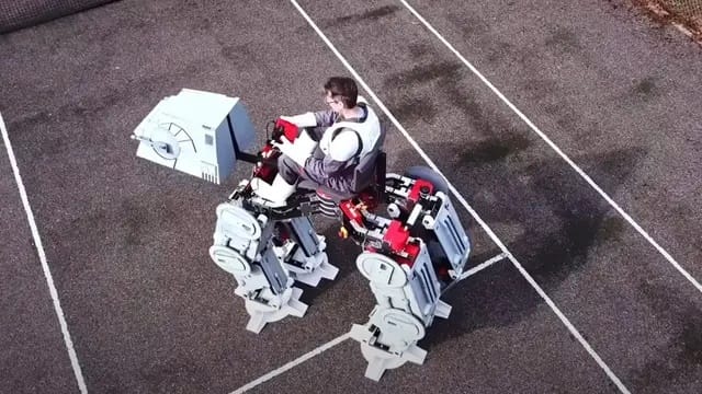 Épített magának egy birodalmi lépegetőt a videós, utazni is lehet rajta