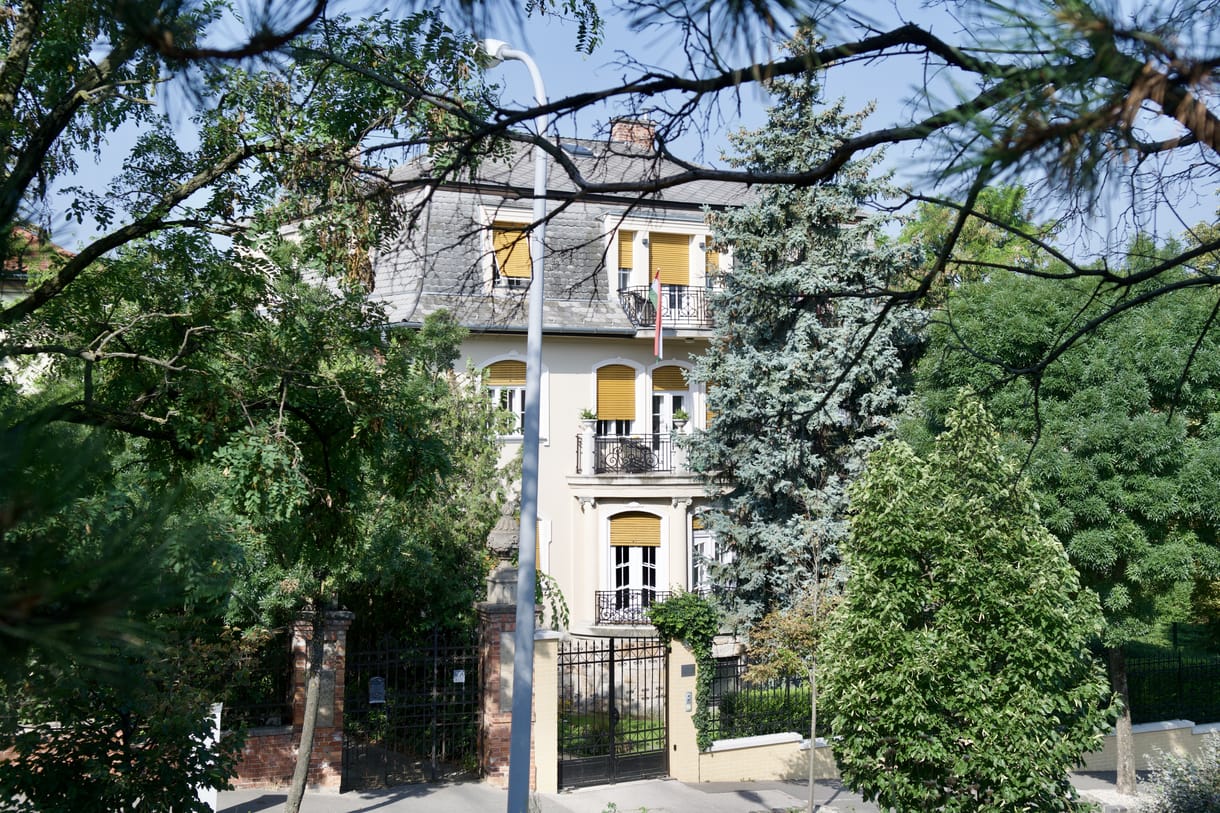 Szuverenitásvédelmi villa: a Gellért-hegy oldalában, egy motoros cégtől bérelnek benne lakásokat Lánczi Tamásék hatvanmillióért
