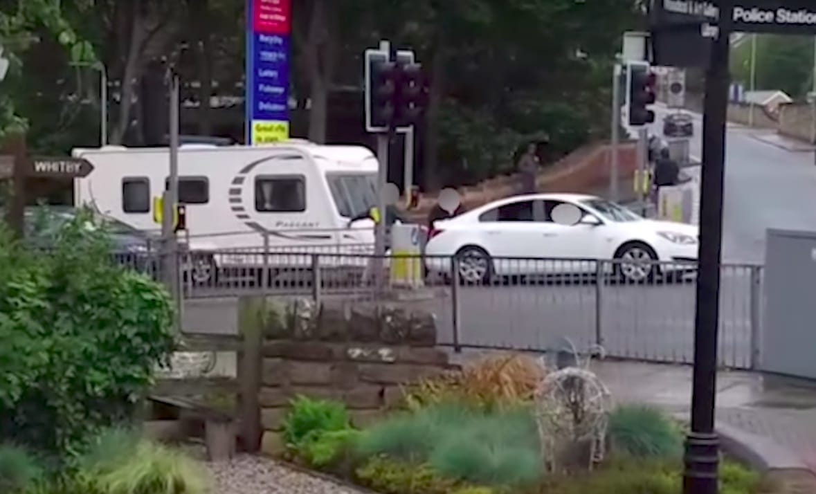 Majdnem elsodorta az autó, bosszút állt a kerékpáros – videó