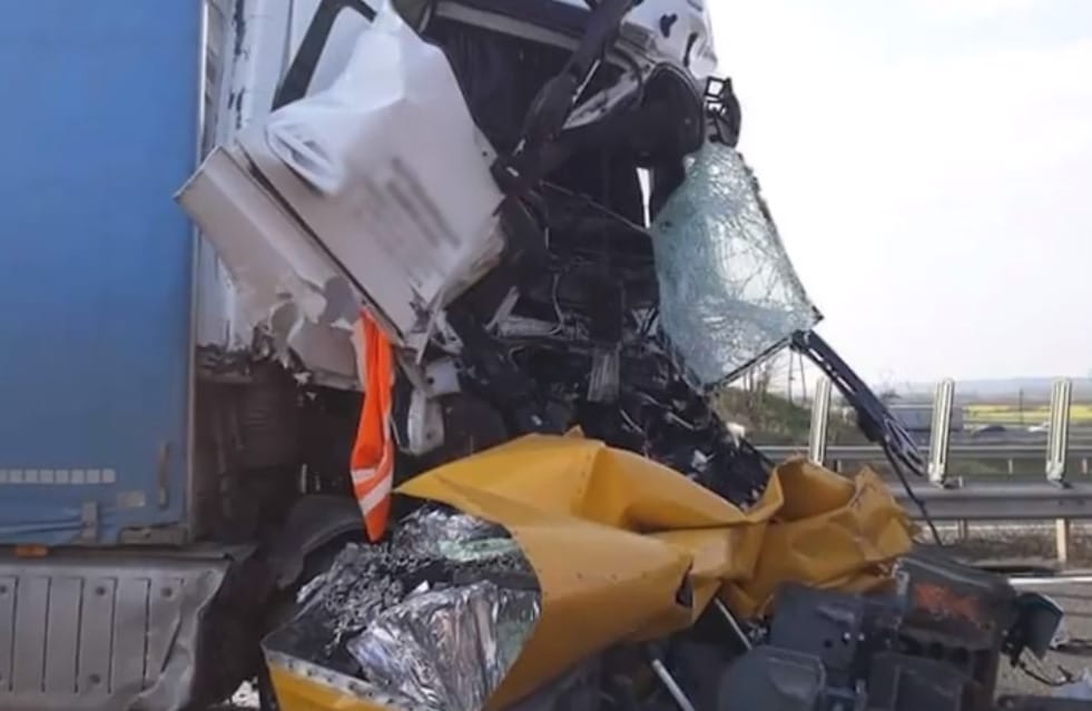 Letarolta a közútkezelő járművét egy kamion az M1-esen – videó a helyszínről