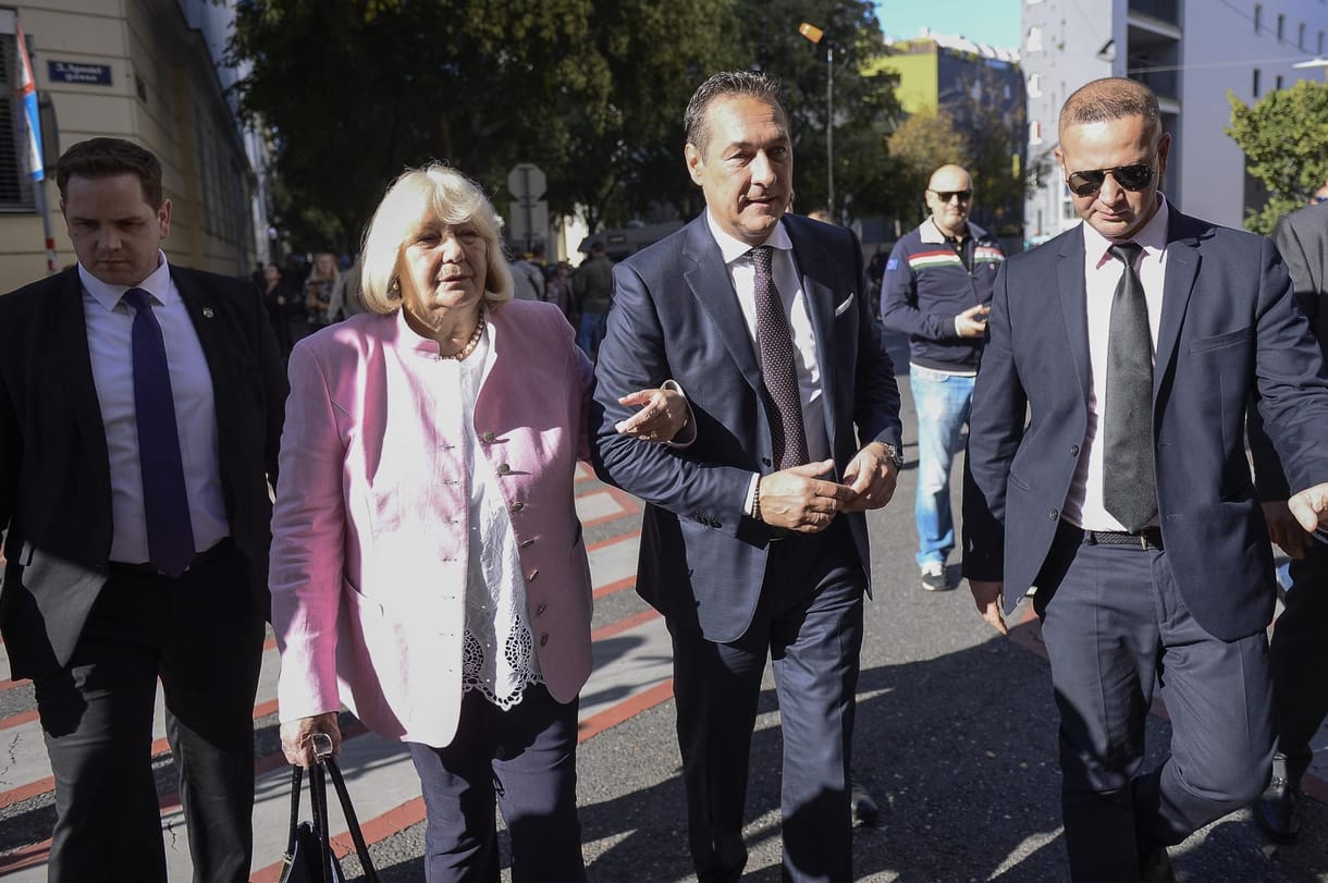 Kezdésnek durva: Heil Hitlerrel üdvözölték a szavazó osztrák populistavezért