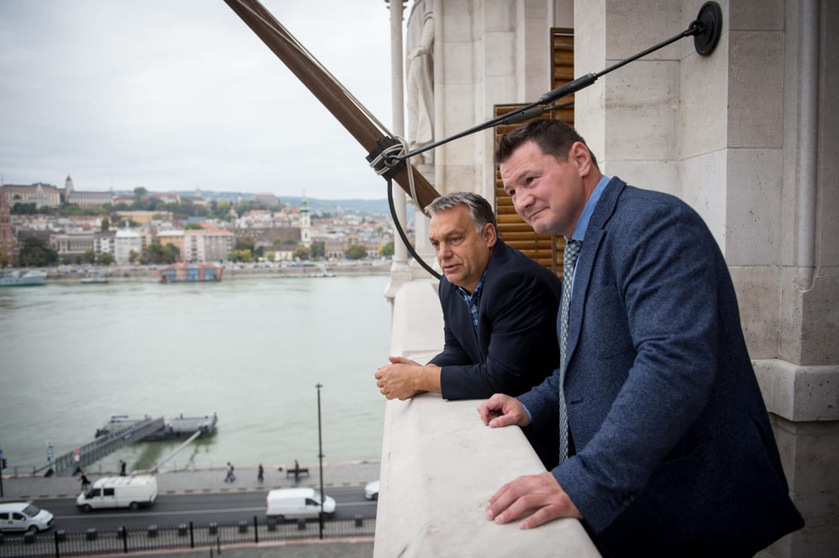 Kemény menet: Erdei Zsolt Orbán Viktor teraszán figyelt