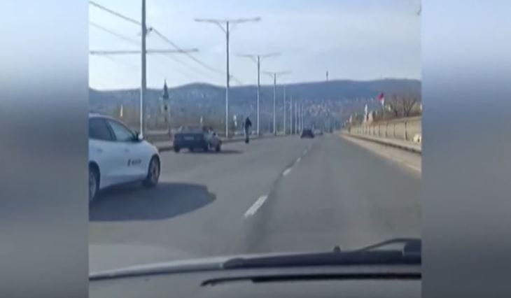 Az autók közt száguldott egy rolleres az Árpád hídon - videó