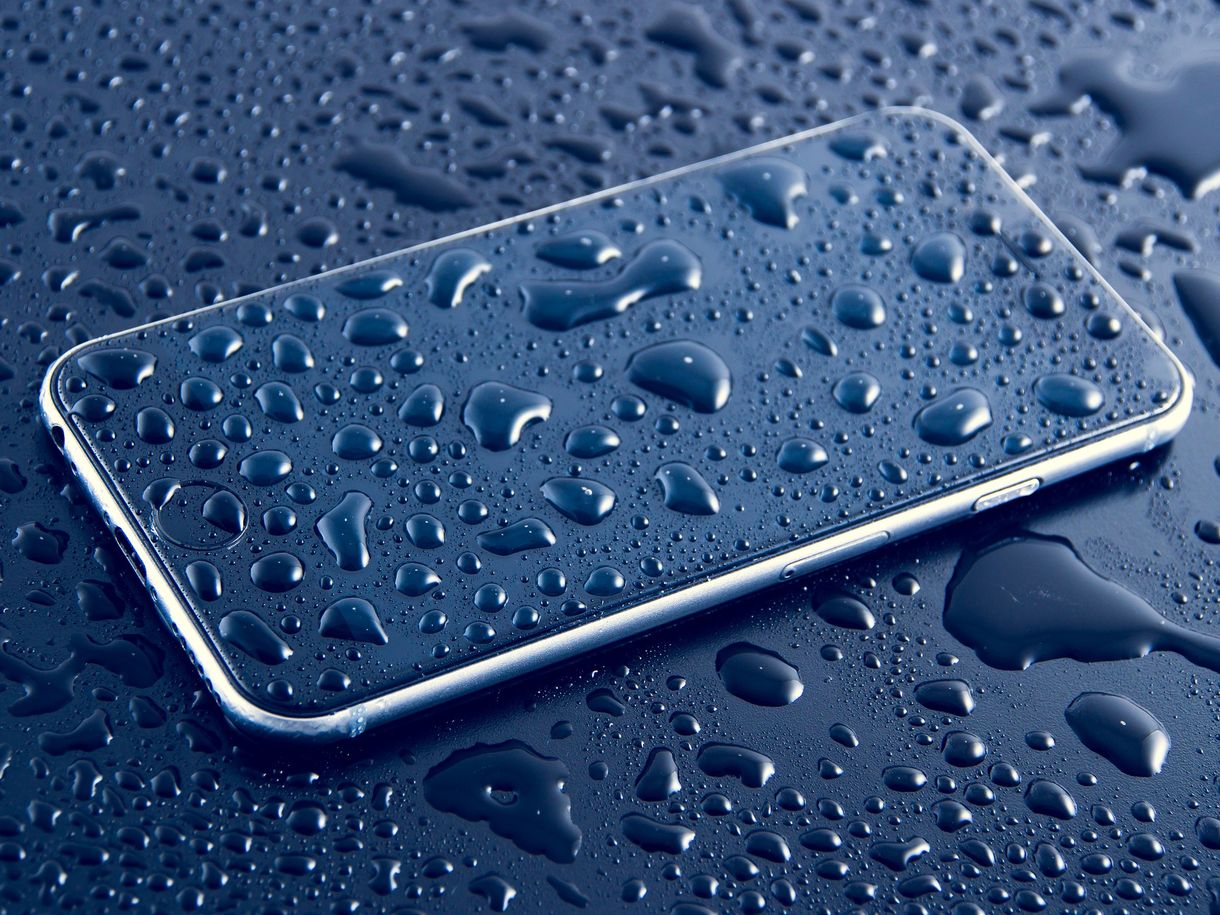 Az óceán közepén hánykolódott a nő, akit állítása szerint az iPhone-ja mentett meg