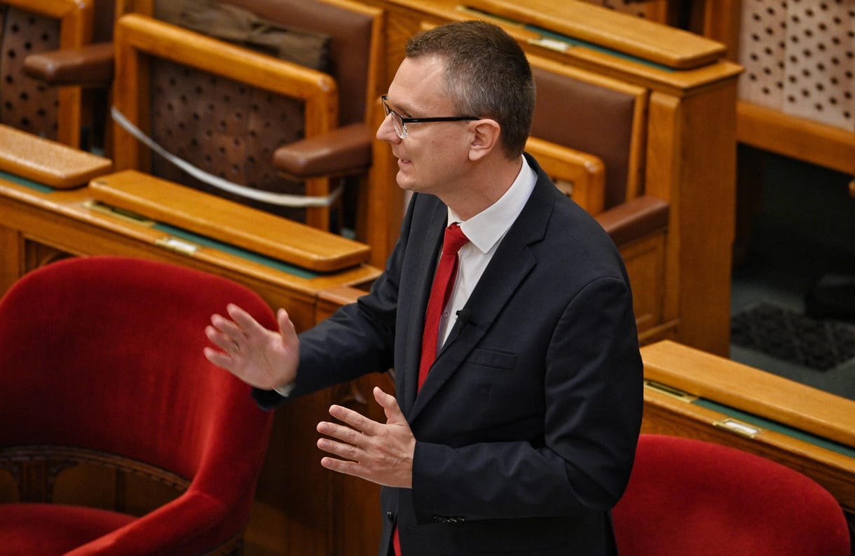 A DK megkérdezte a kormányt, hogyan kapnak majd orvosi ellátást a vendégmunkások, a válaszba sikerült behozni a Gyurcsány-kormányt és Márki-Zayt is