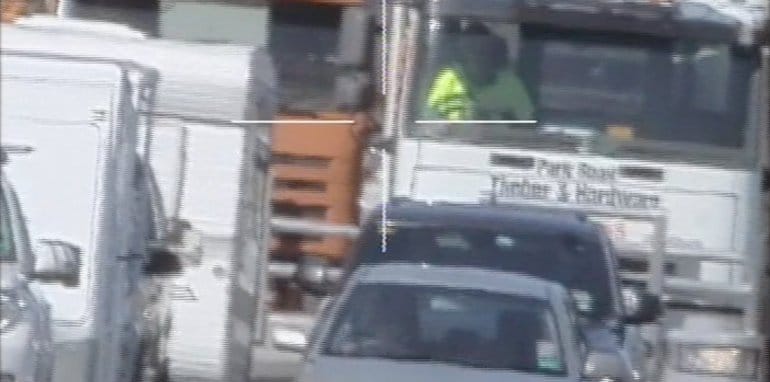Új csodafegyverrel vadásznak a vezetés közben mobilozókra