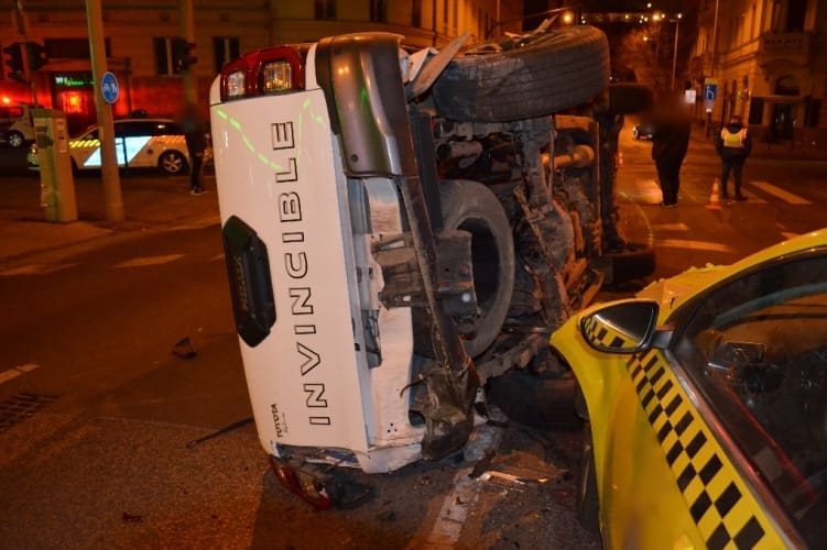Fél Budapesten át üldözték a rendőrök a menekülő terepjáróst – egy pirosnál ütközött és felborult
