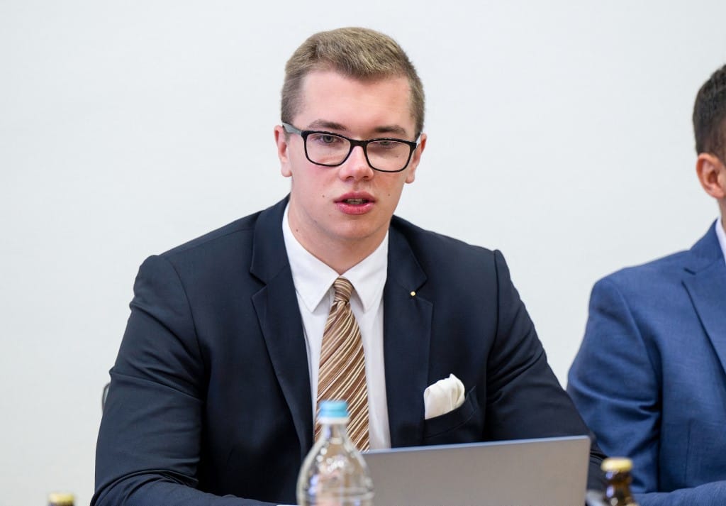 Náci köszönés és tiltott önkényuralmi jelképek miatt csuknák le az AfD frissen megválasztott politikusát