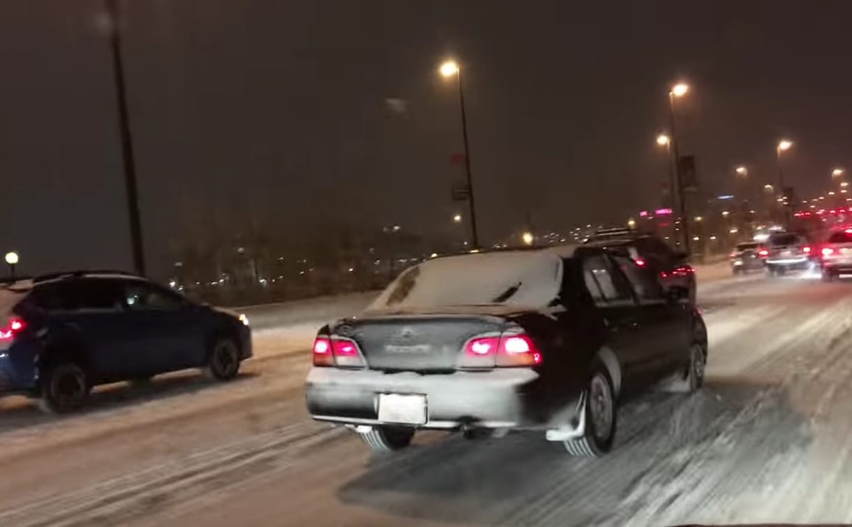 Hóviharban így autózni azért mégis csak túlzás – videó
