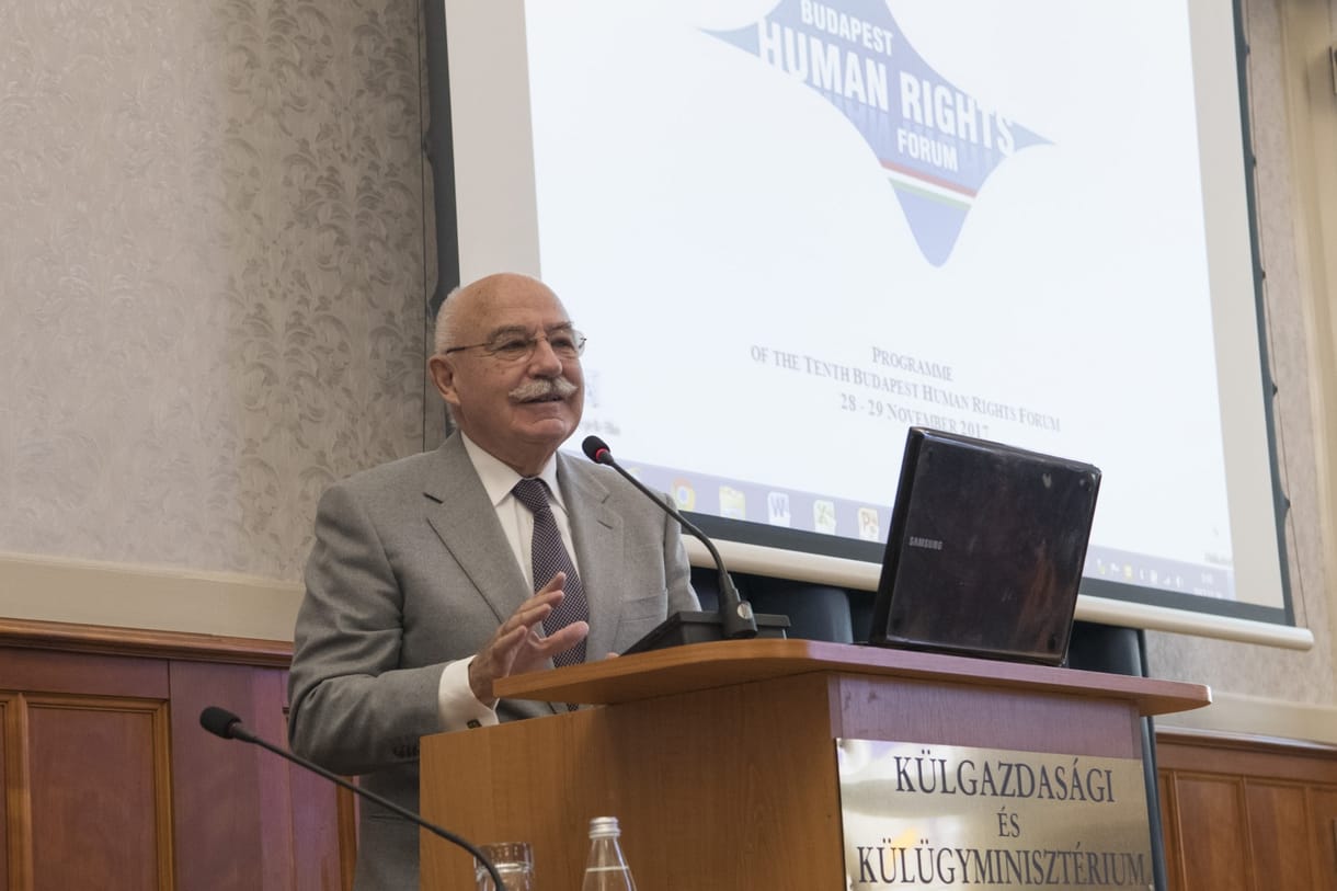 Mikola István felmondta a leckét, Martonyi viszont ismét elhagyta a Fidesz-vonalat