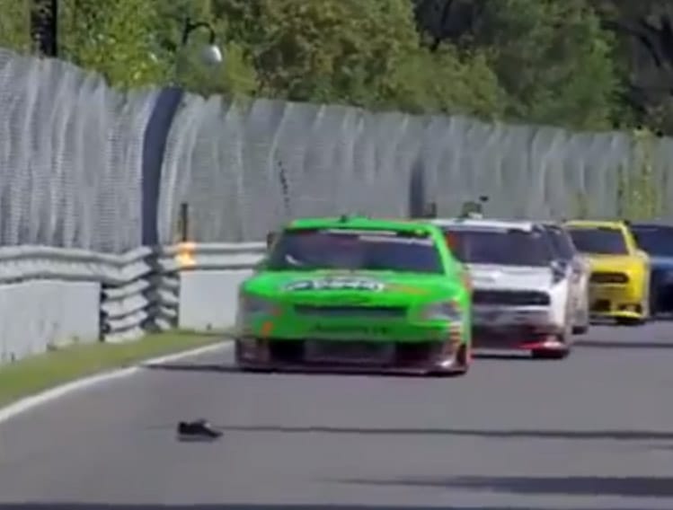 Pályára dobott cipő szúrt ki a NASCAR-pilótanővel – videó