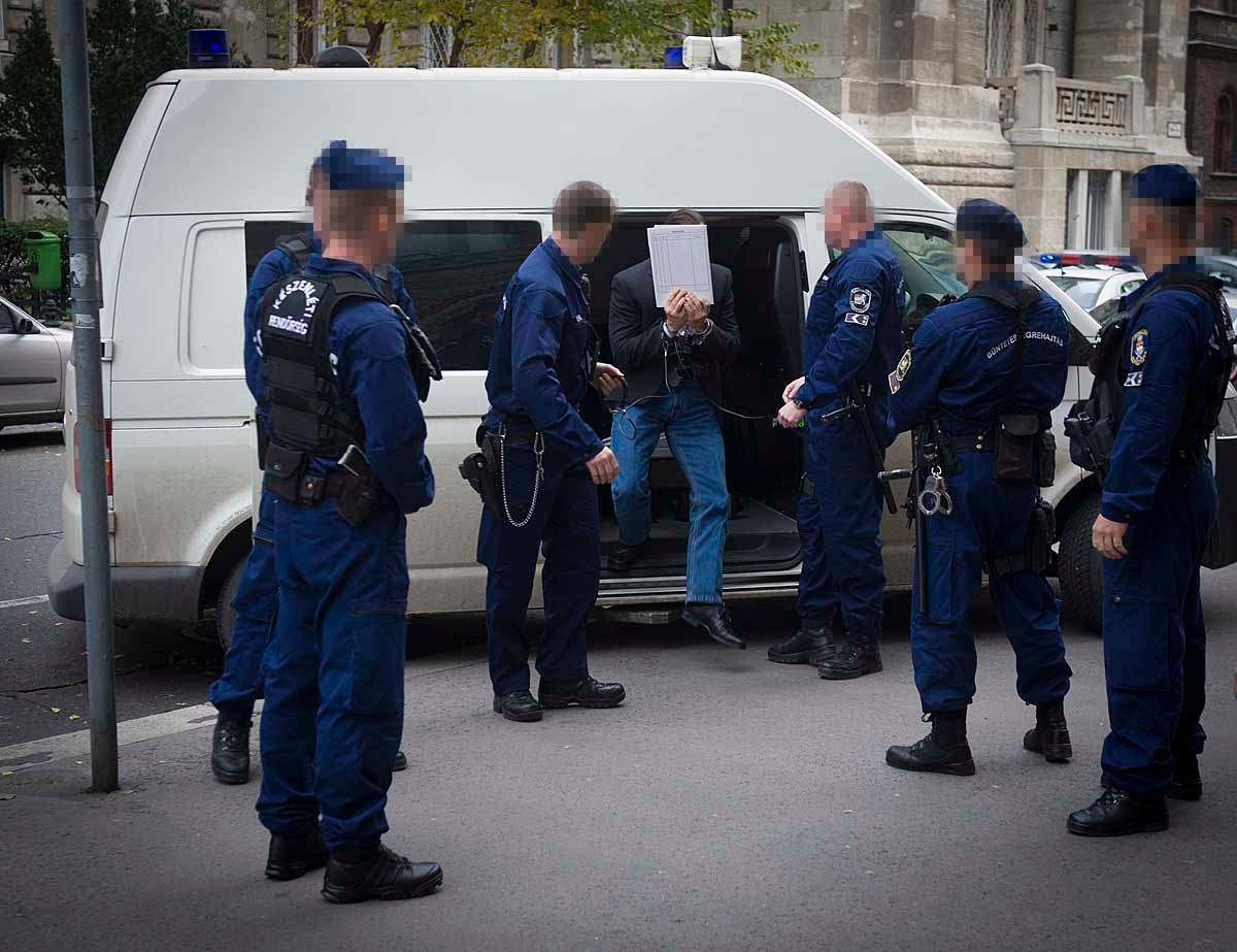 Vizoviczkinek szinte minden hatóságnál megvolt az embere