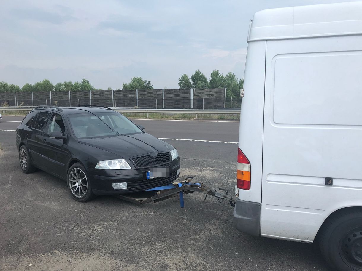 Buherált utánfutóval szállított kocsit egy román kisbusz az M3-son