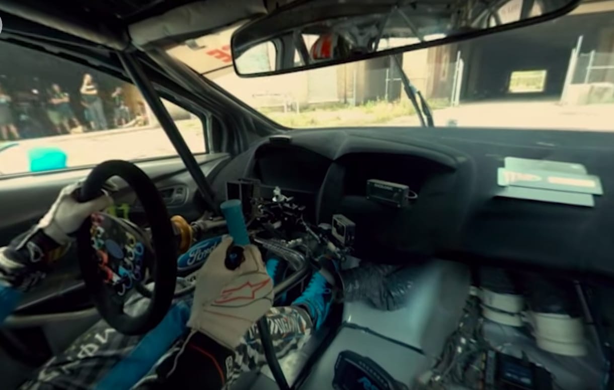 Megnézné, milyen Ken Block mellett ülni egy Gymkhana-videóban? Akkor most kattintson
