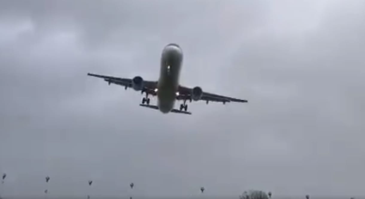 Az orrán csúszott végig a kifutópályán egy repülő kényszerleszállás után (videó)