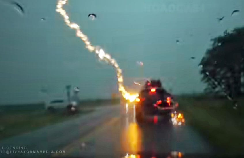 Szerencsére csak látványos volt, ahogy villám csapott egy autóba – videó