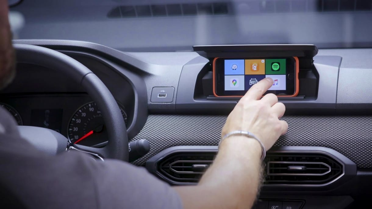 Nincs is központi kijelző az alap Dacia Sanderóban, a saját telefonunk lehet az